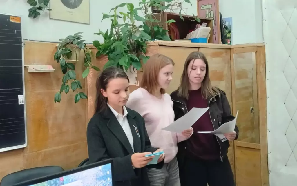 Девушки в клубе английского языка